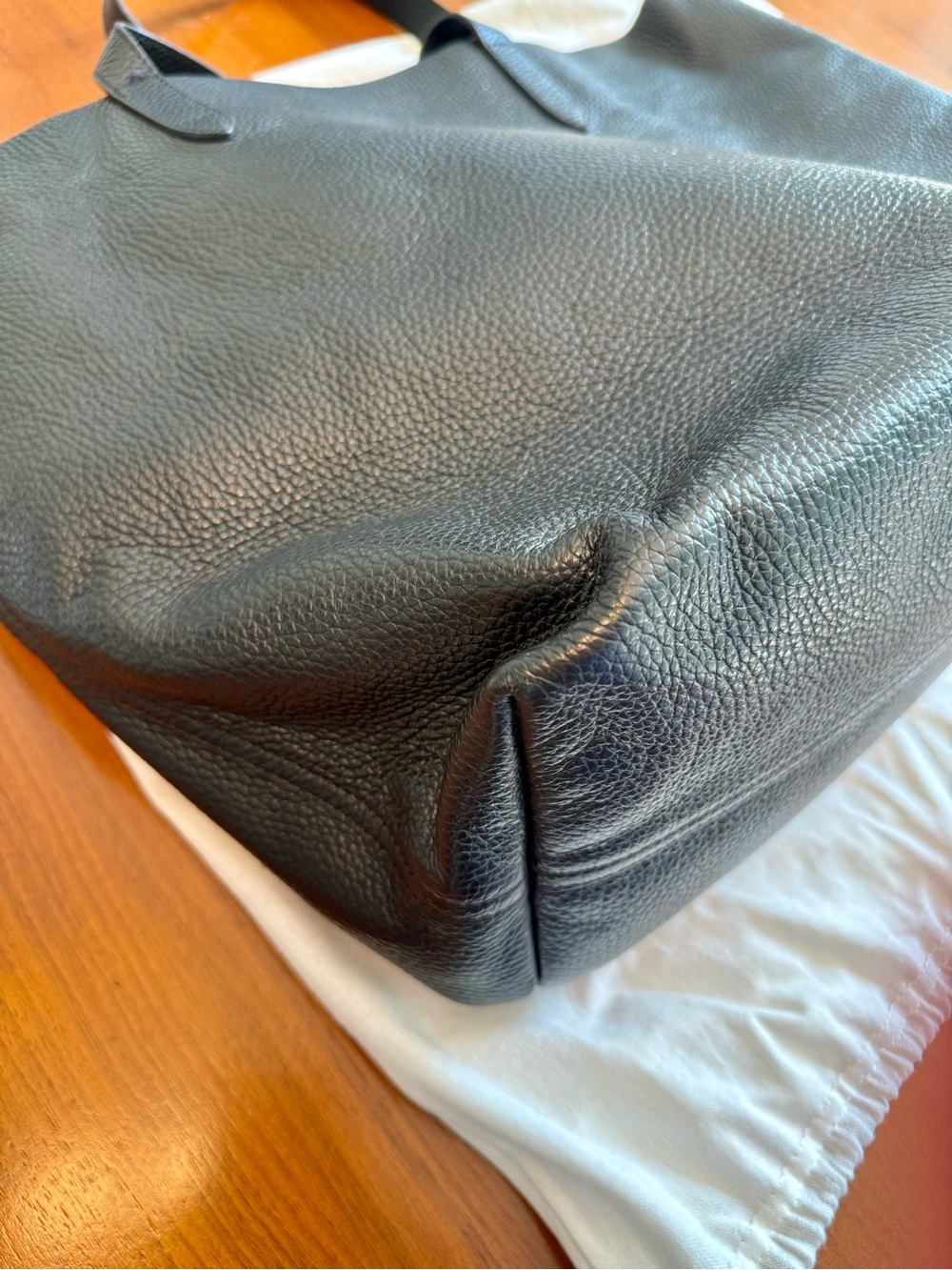 Cuyana Classic Structured Tote in Black - Picture 10 of 13